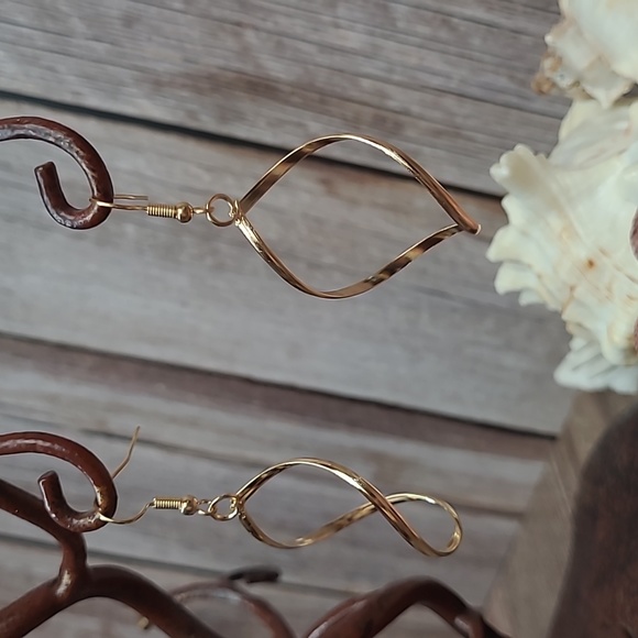 18KT GOLD PLATED TWISTED GEOMETRIC DANGLE EARRINGS - Picture 2 of 7